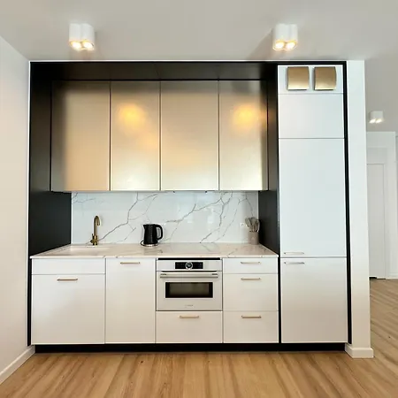 Luksusowe Nad Morzem Z Widokiem Na Jezioro I Basen Wraz Z Prywatnym Wejsciem Na Plaze 로고보